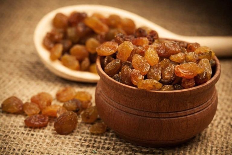 how many calories are in a tablespoon of golden raisins