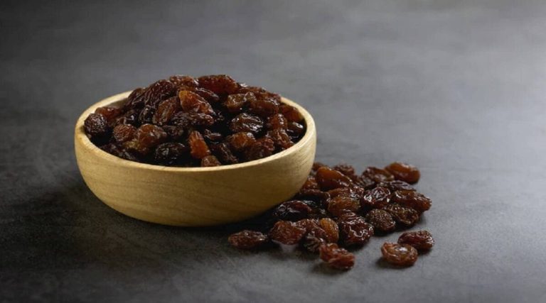 Golden raisins vs black raisins green benefits nutrition