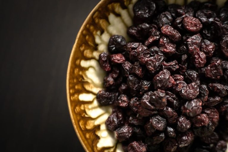 organic black raisins with seeds