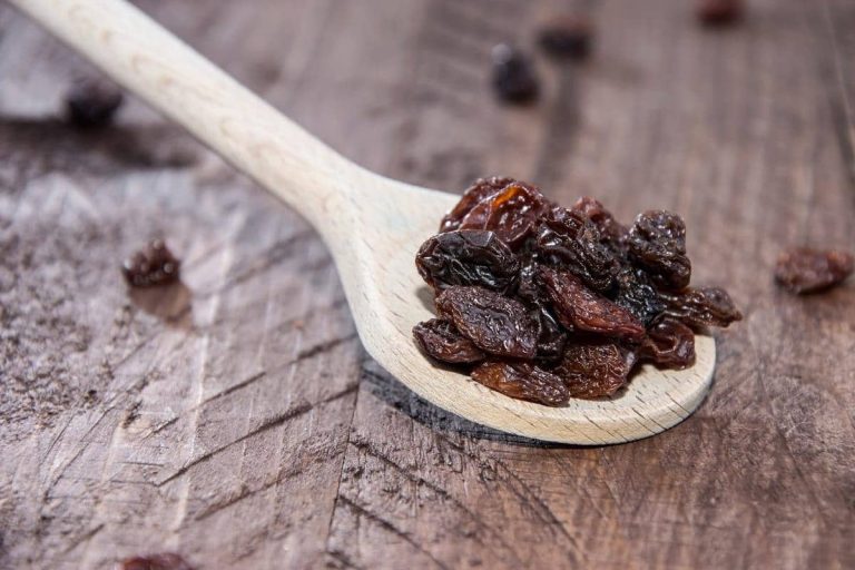 organic dried black raisins